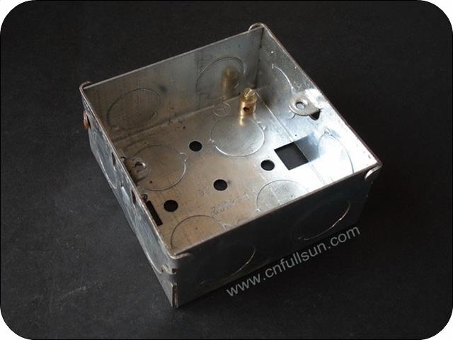Elektrischer Anschlusskasten aus Metall mit einer einzigen Gruppe