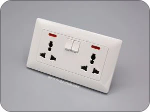 Doppel-Universalsteckdose mit Schalter